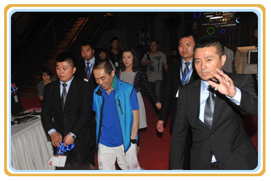 张艺谋四名贴身保镖护卫阵势足 低头急走不理镜头